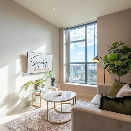 Contemporary 1-bedroom With Sofa Bed Λιντς