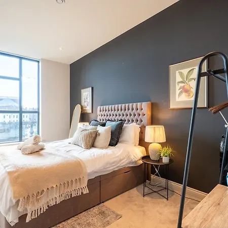 Apartment Contemporary 1-bedroom Apartment, Includes Sofa Bed *