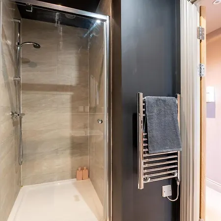 Contemporary 1-bedroom Apartment, Includes Sofa Bed