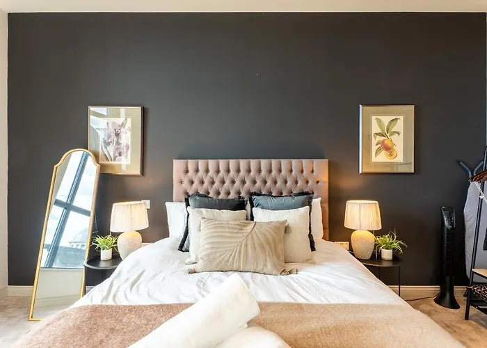 Contemporary 1-bedroom Apartment, Includes Sofa Bed Апартаменти Лідс