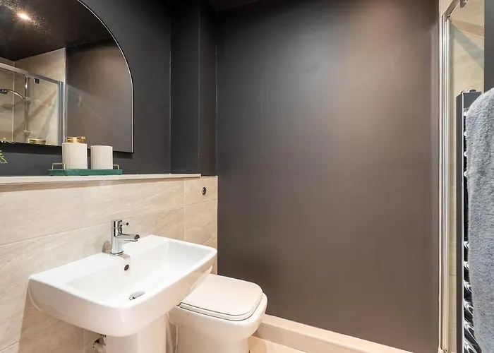 Contemporary 1-bedroom Apartment, Includes Sofa Bed Apartment Leeds (West Yorkshire)