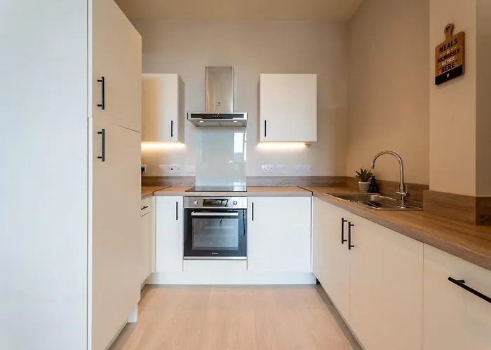 Contemporary 1-bedroom Apartment, Includes Sofa Bed *