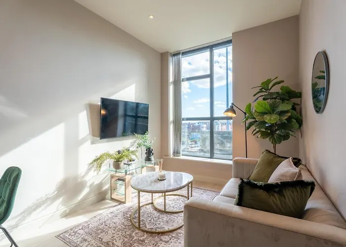 Contemporary 1-bedroom Apartment, Includes Sofa Bed 公寓 *